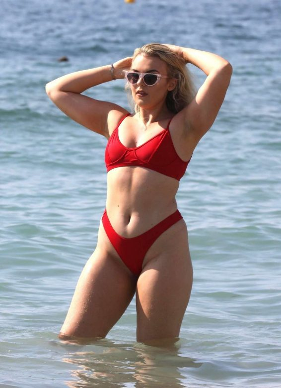 Tallia Storm kırmızı bikini ile Ibiza'da