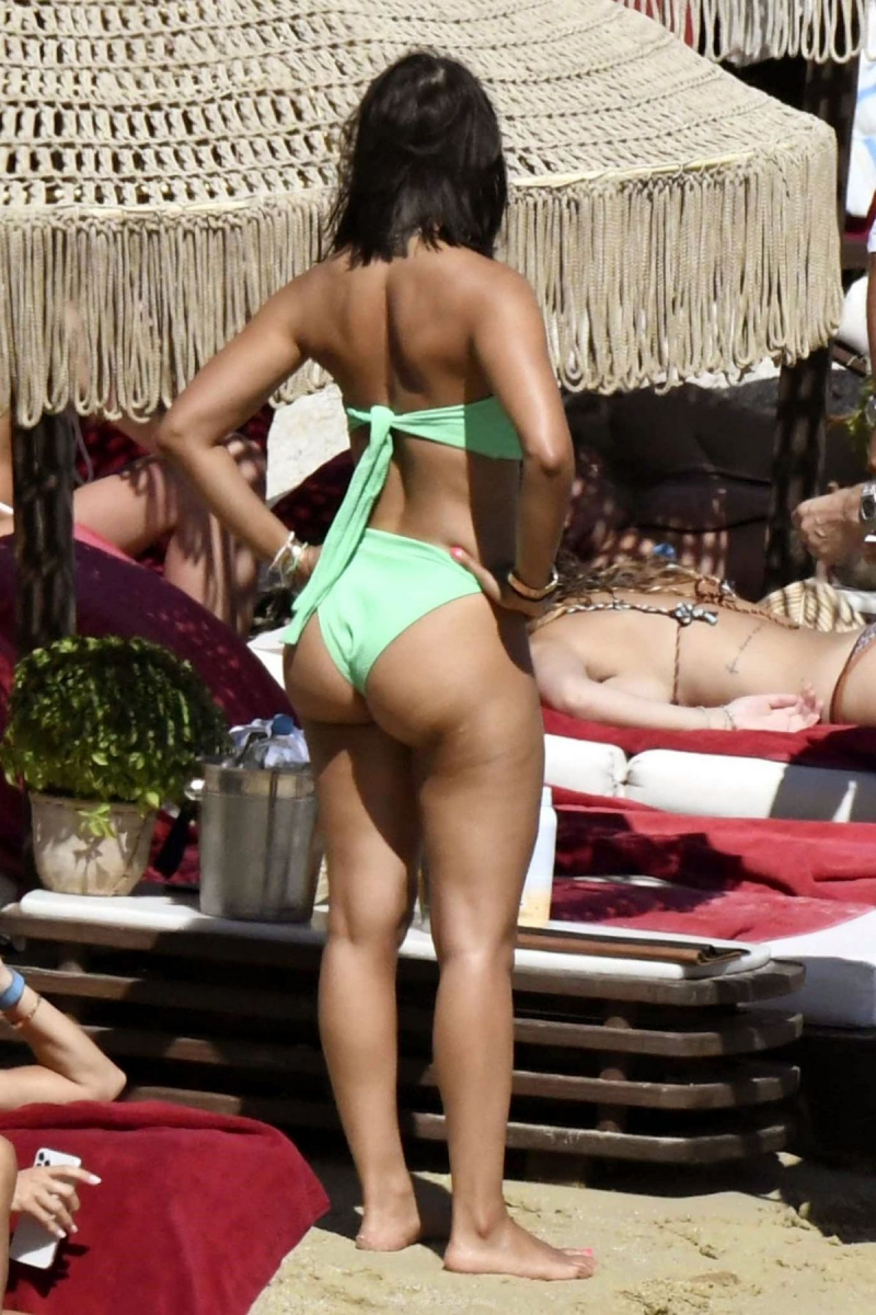 Jessica Ledon yeşil bikiniyle Mykonos'ta
