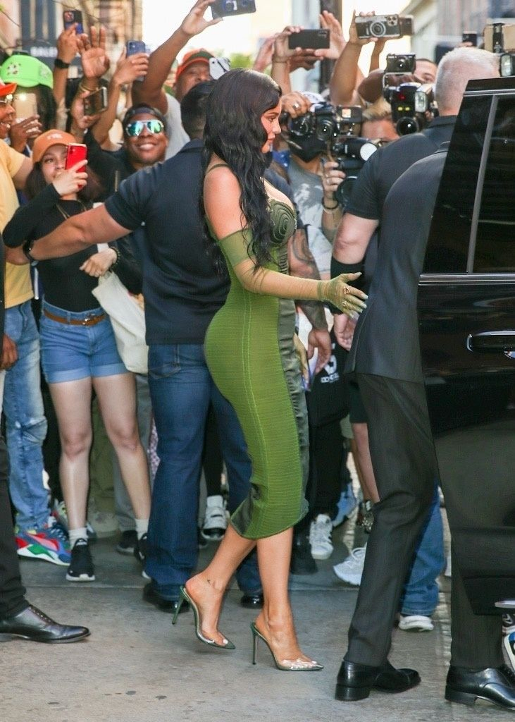 Kylie Jenner göğüs dekolteli dar elbise ile New York'ta
