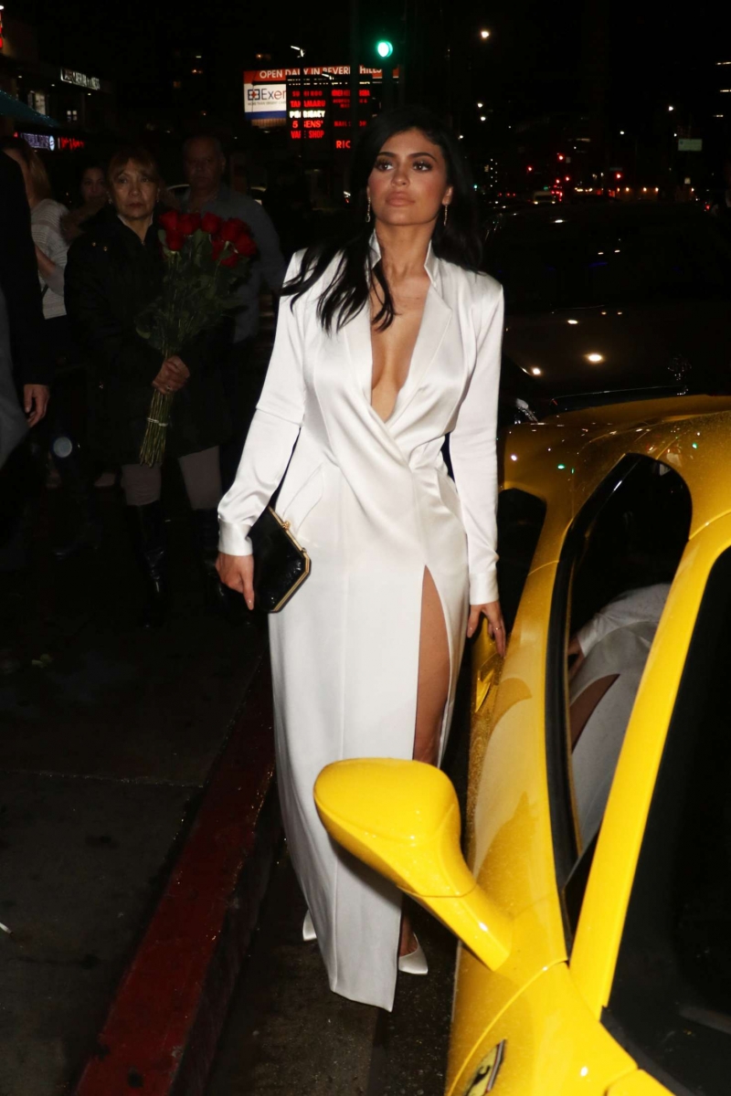 Kylie Jenner göğüs ve bacak dekolteli elbiseyle Batı Hollywood'da