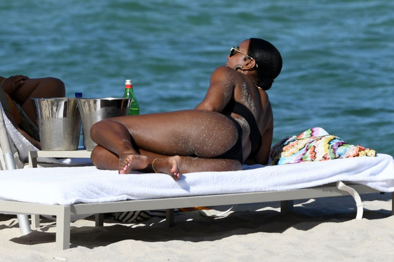 Kelly Rowland bikiniyle Miami plajında