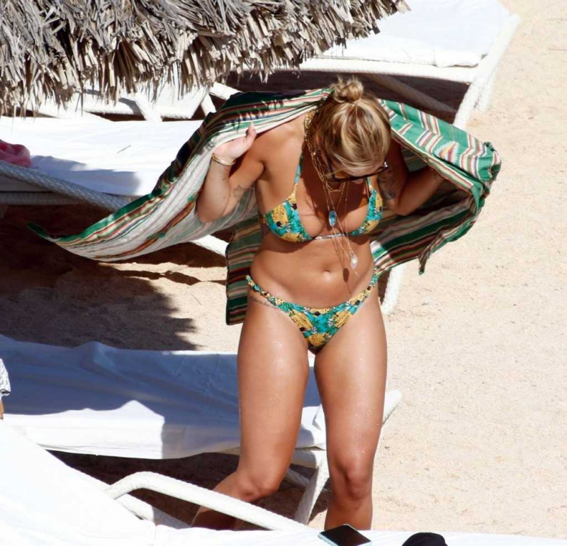 Rita Ora bikini ile Ibiza plajında