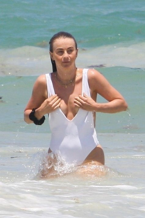 Julianne Hough beyaz mayoyla Tulum plajında