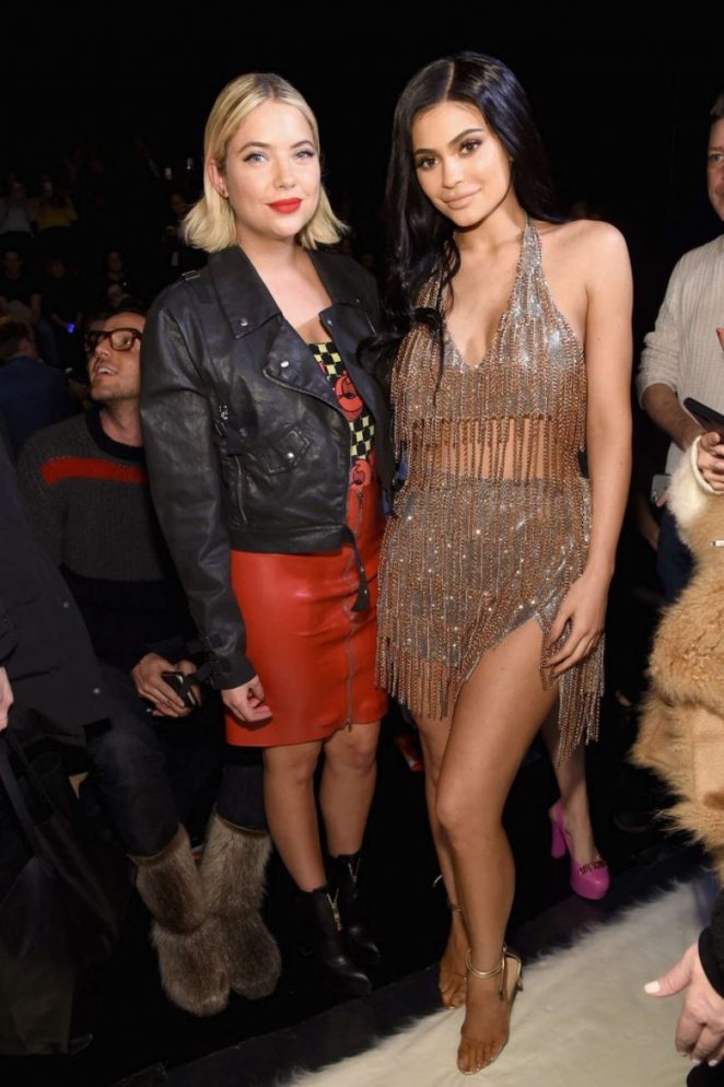 Kylie Jenner yırtmaçlı elbisesi ile etkinlikte