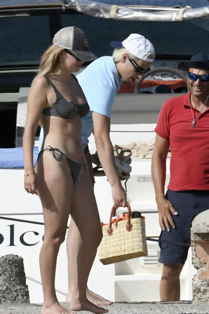 Millie Bobby Brown bikiniyle İtalya'da