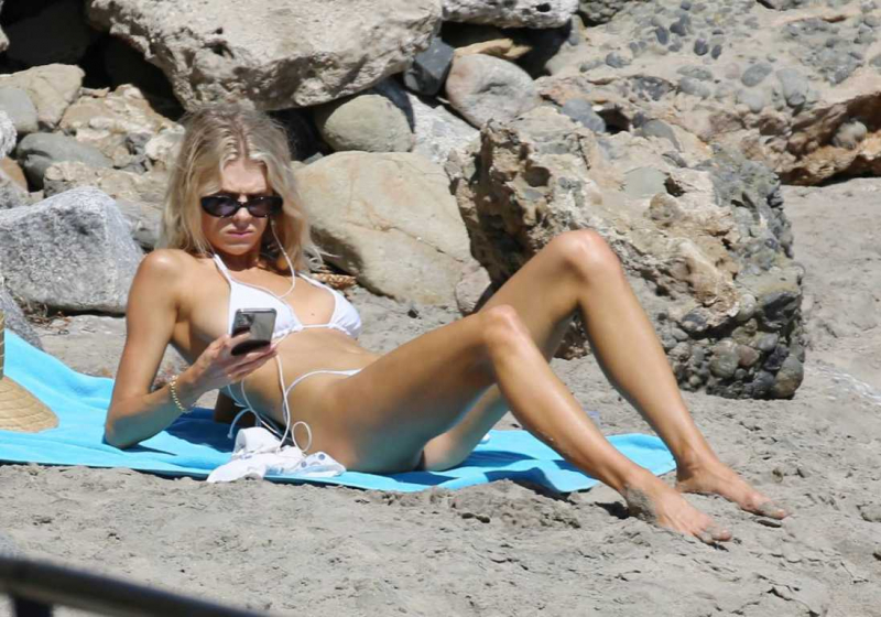 Charlotte Mckinney beyaz bikini ile Los Angeles'ta