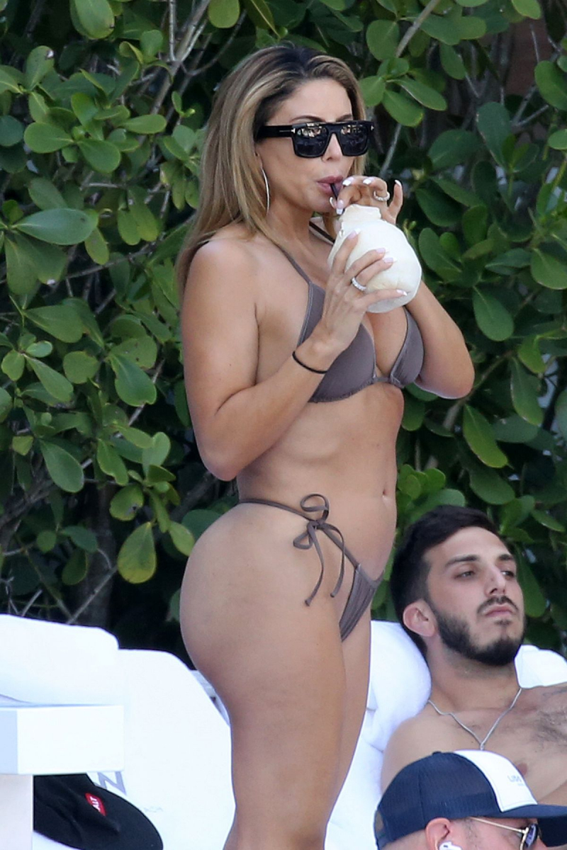 Larsa Pippen kahverengi bikini ile Miami plajında