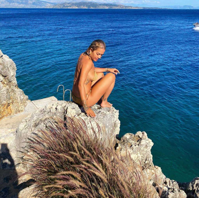 Rita Ora bikini ile kayalıklarda
