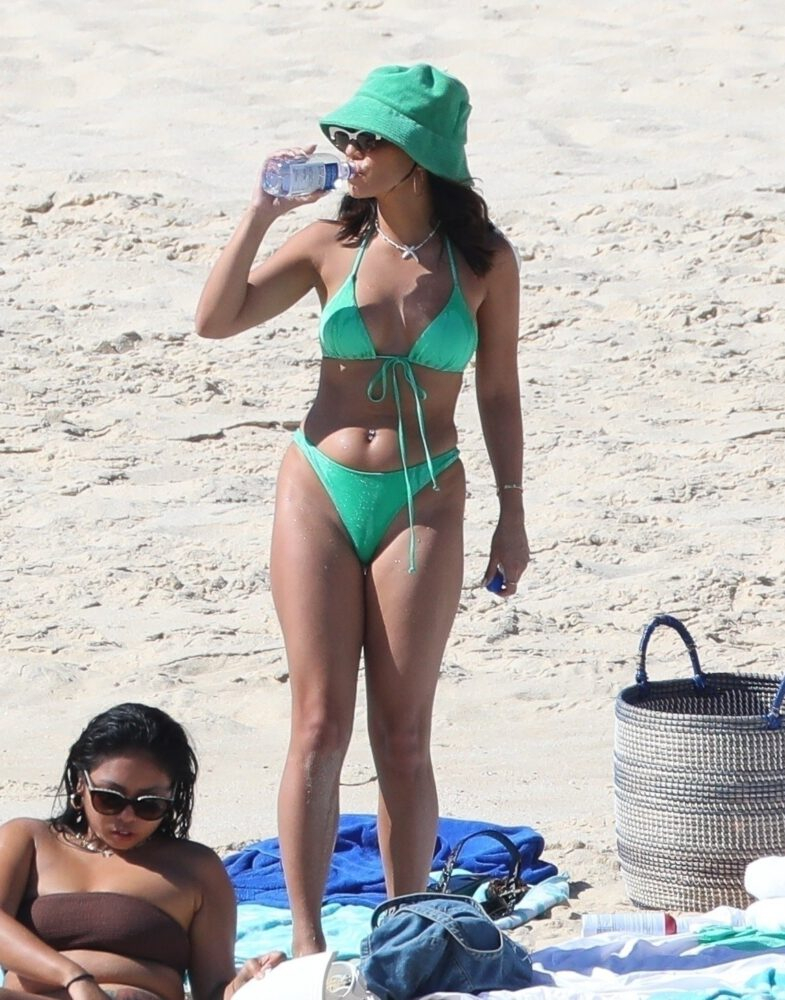 Vanessa Hudgens yeşil bikiniyle Cabo San Lucas'da