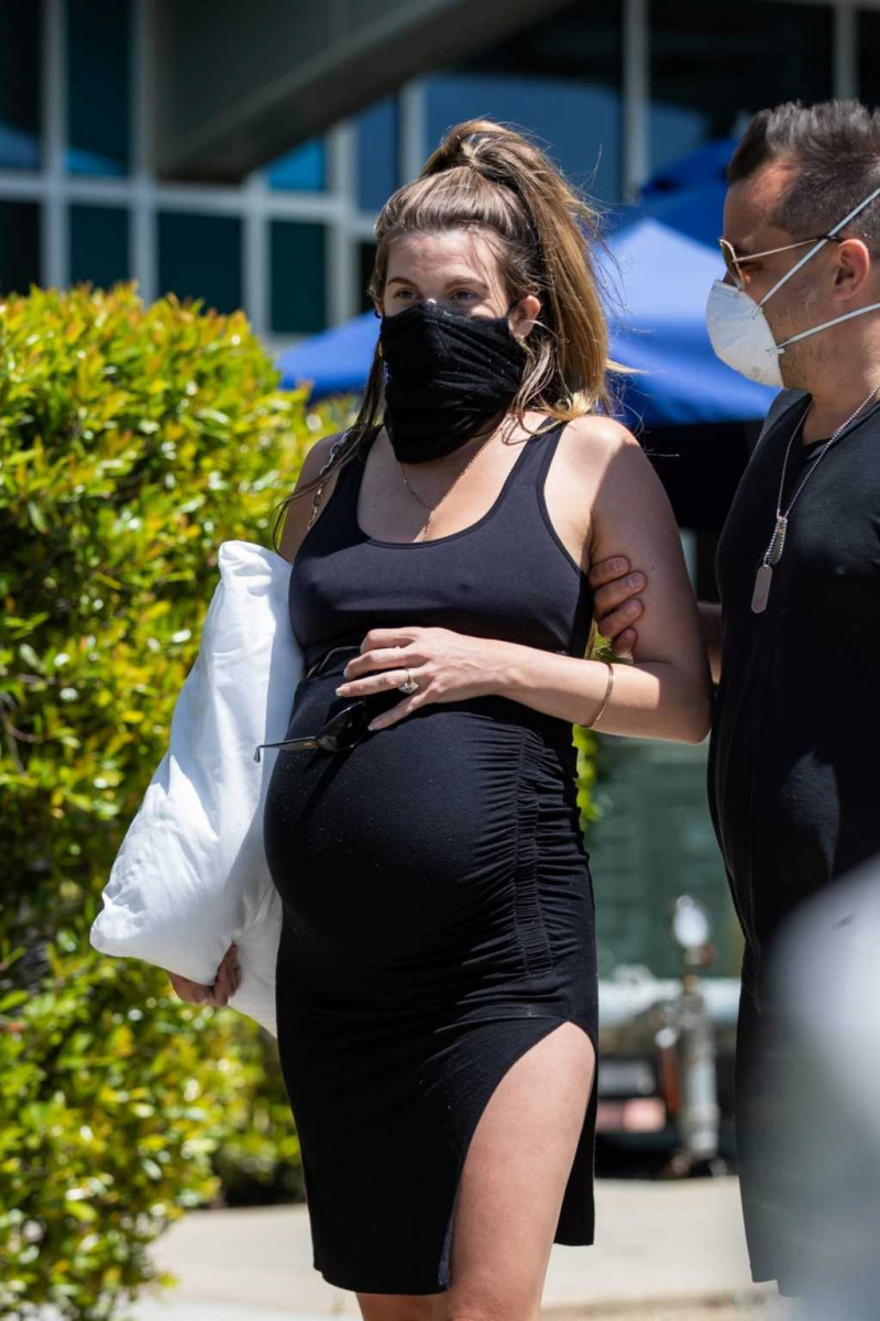 Rachel McCord siyah elbiseyle Santa Monica'da