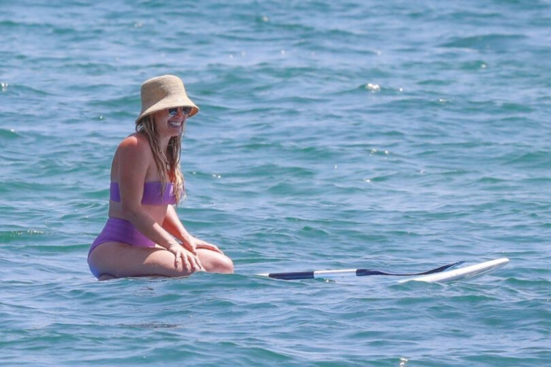 Hilary Duff bikiniyle Malibu plajında