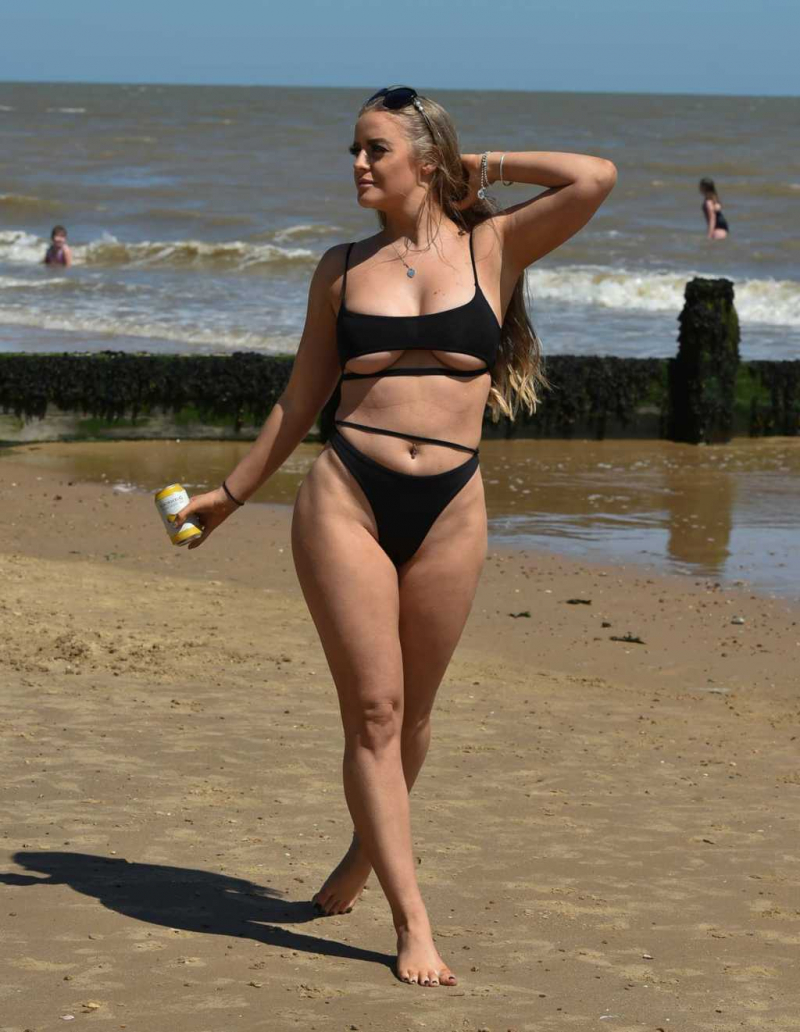 Megan Clark siyah bikiniyle Frinton plajında