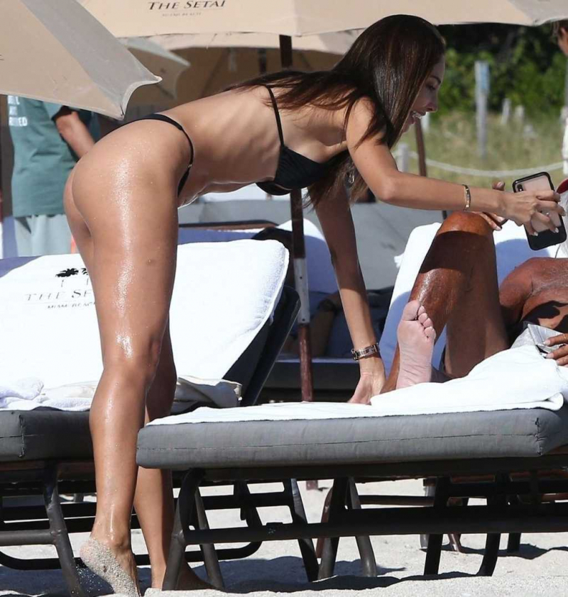 Patricia Contreras siyah bikiniyle Miami'de