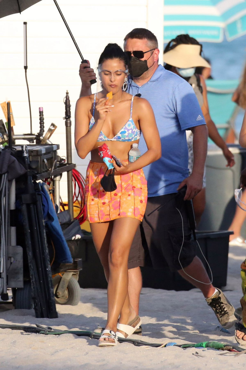 Camila Mendes bikiniyle Miami plajında