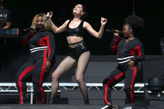 Jessie J siyah büstiyer ve siyah mini şortla sahnede