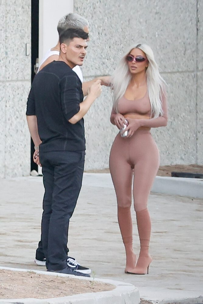 Kim Kardashian taytla Calabasas'ta