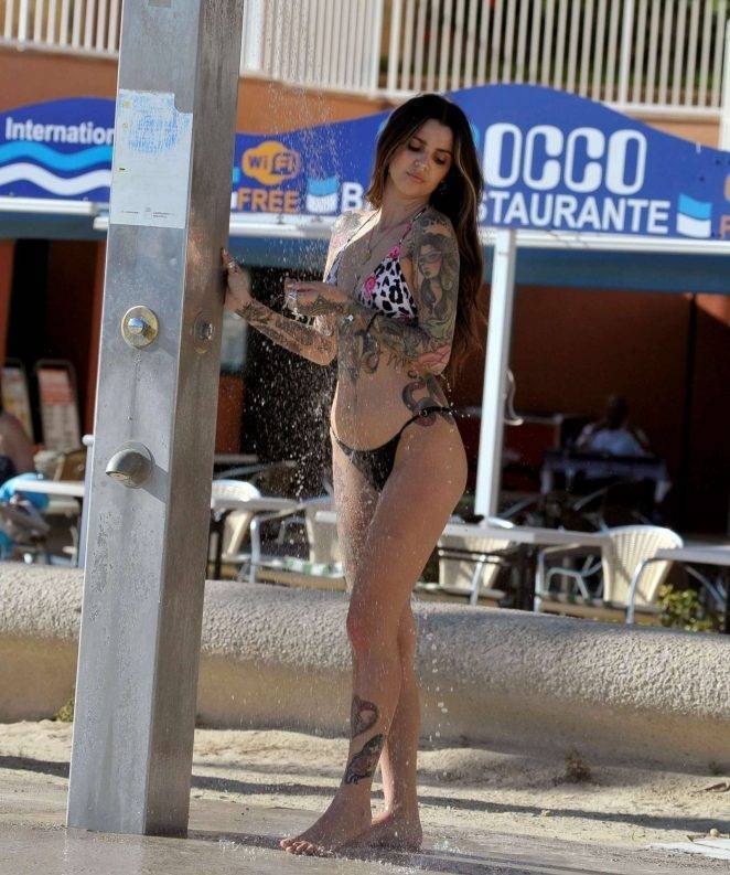 Darylle Sargeant bikiniyle plajda