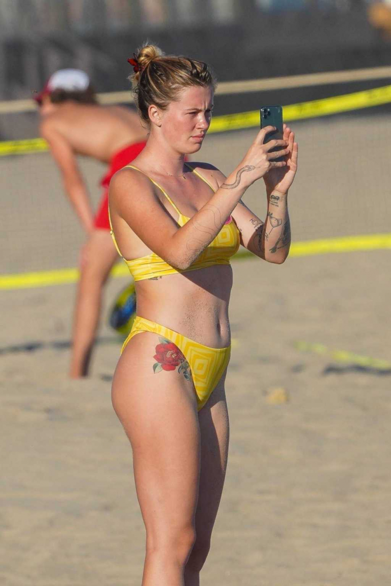 Ireland Baldwin sarı bikini ile Malibu plajında