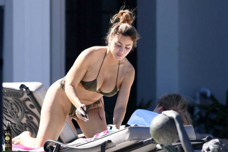 Larsa Pippen tanga bikini ile Ft. Lauderdale'da havuzda