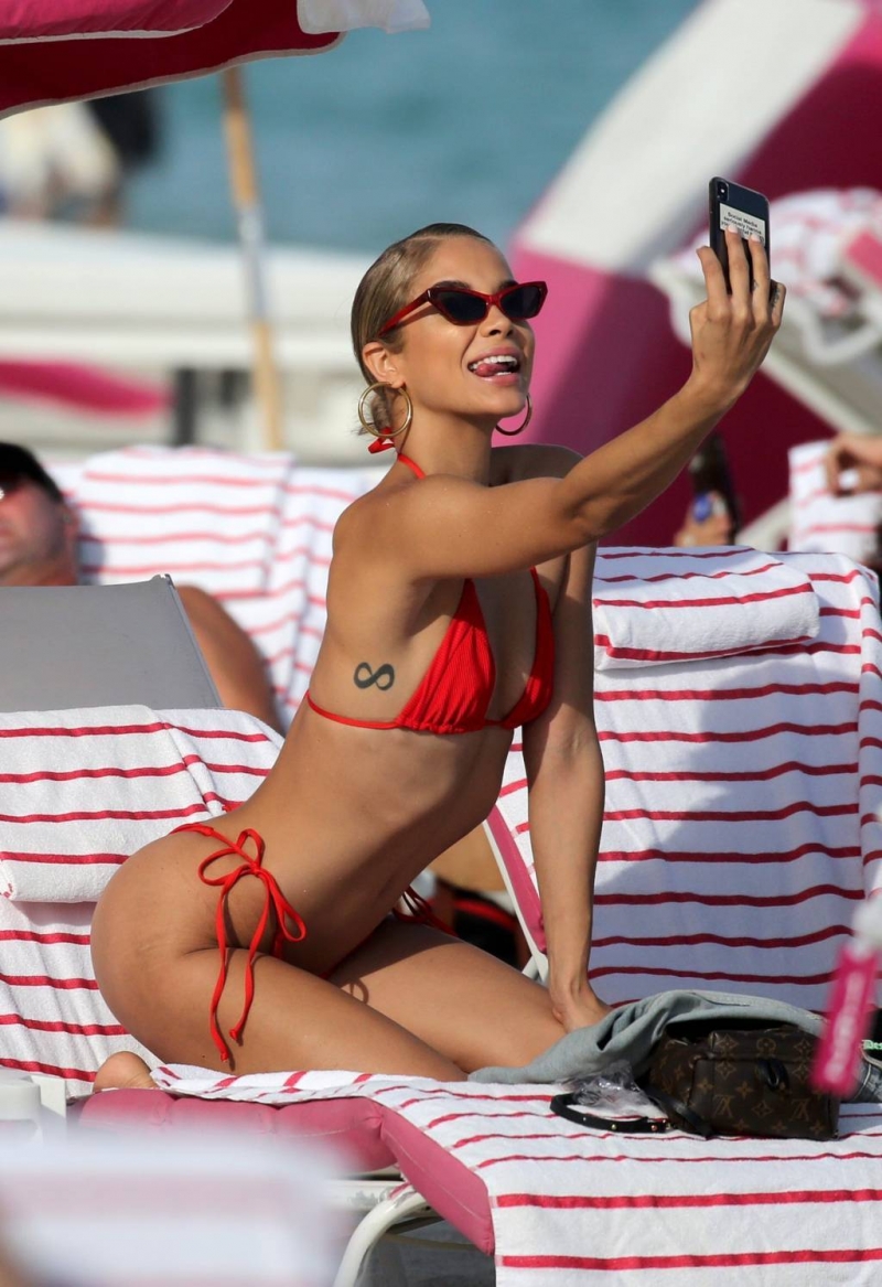 Jasmine Sanders kırmızı bikinisiyle Miami plajında