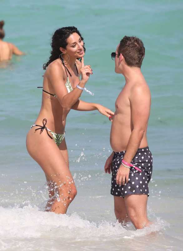 Raffaella Modugno bikiniyle Miami plajında