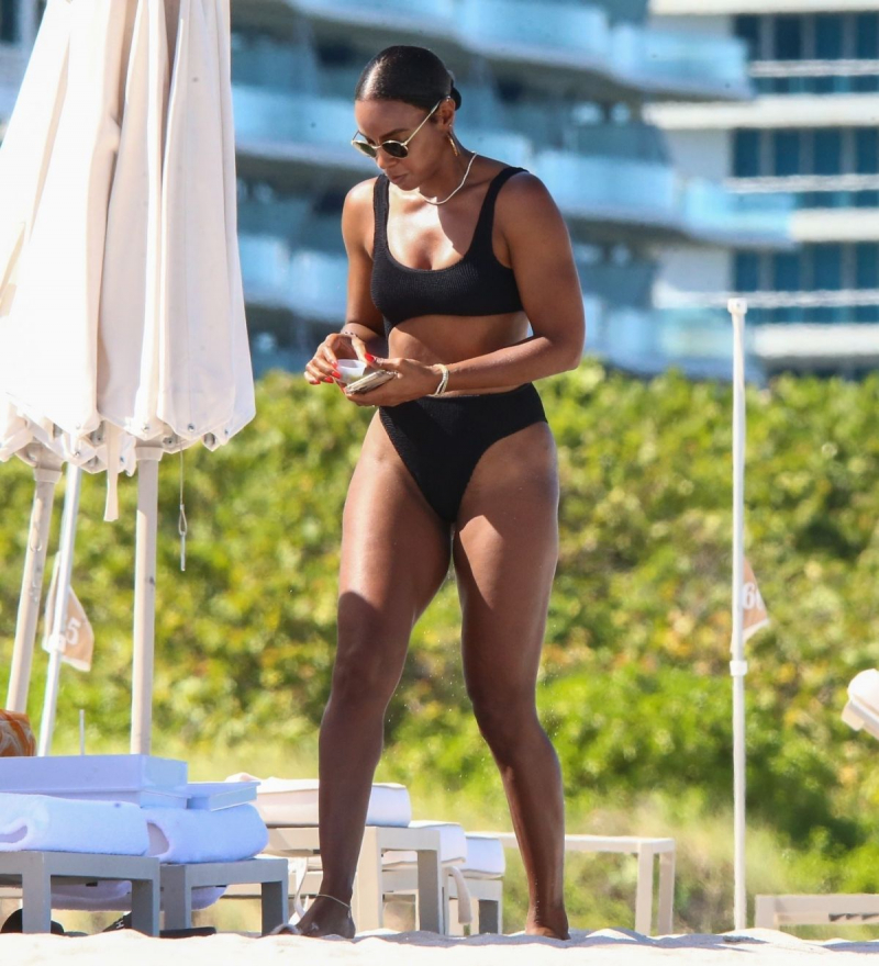 Kelly Rowland bikiniyle Miami plajında.