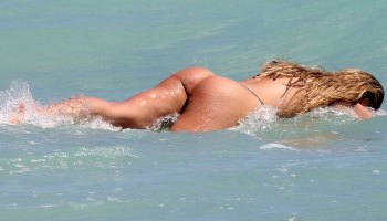 Candice Swanepoel siyah bikiniyle Miami plajında