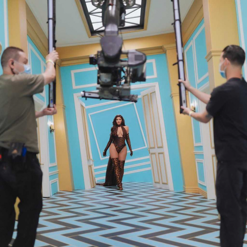 Kylie Jenner klip çekimlerinde