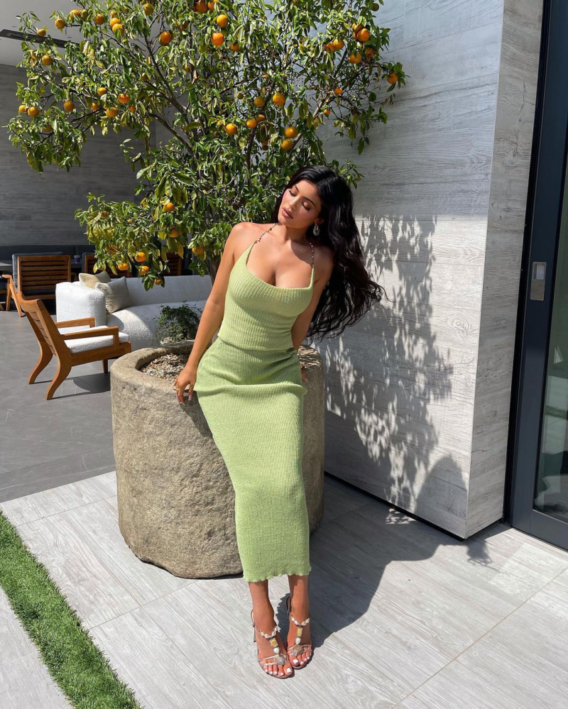 Kylie Jenner yeşil elbiseyle