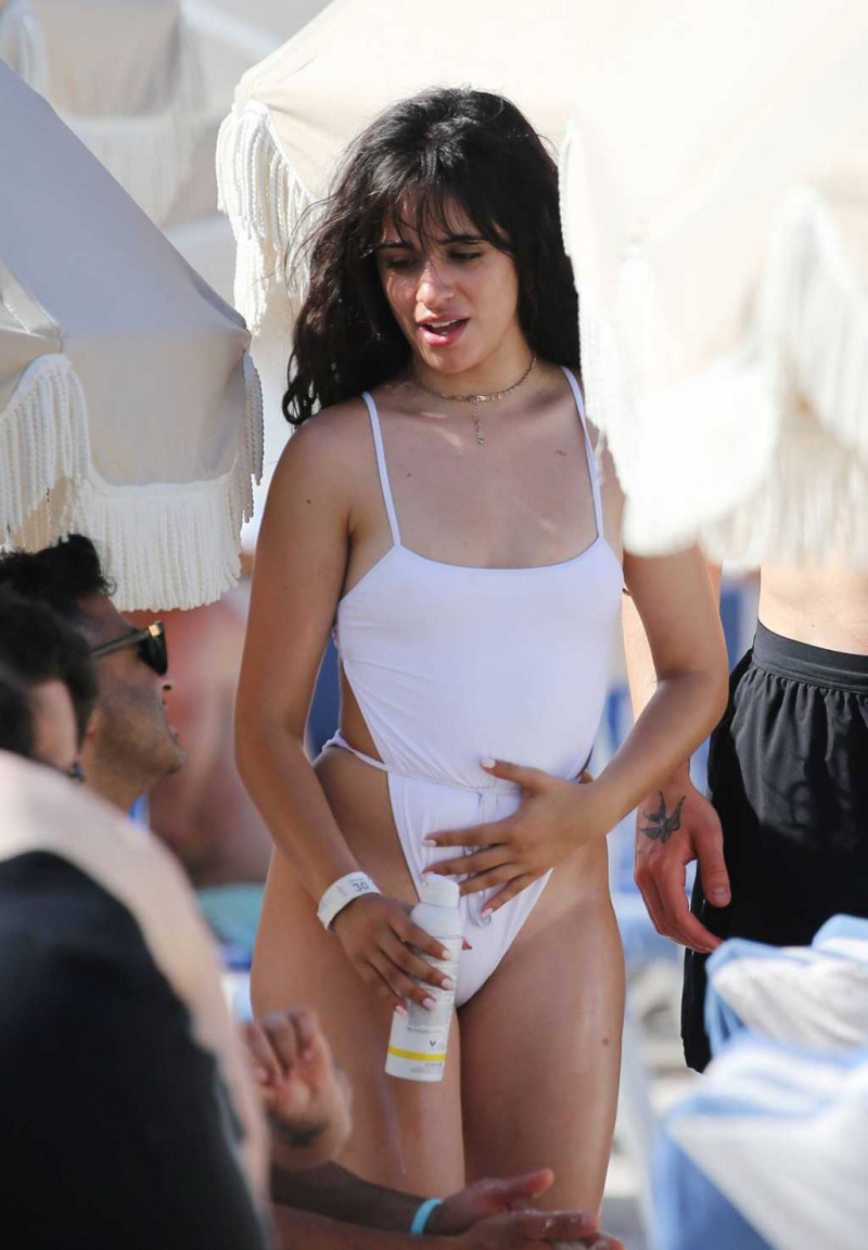 Camila Cabello beyaz mayo ile Miami plajında