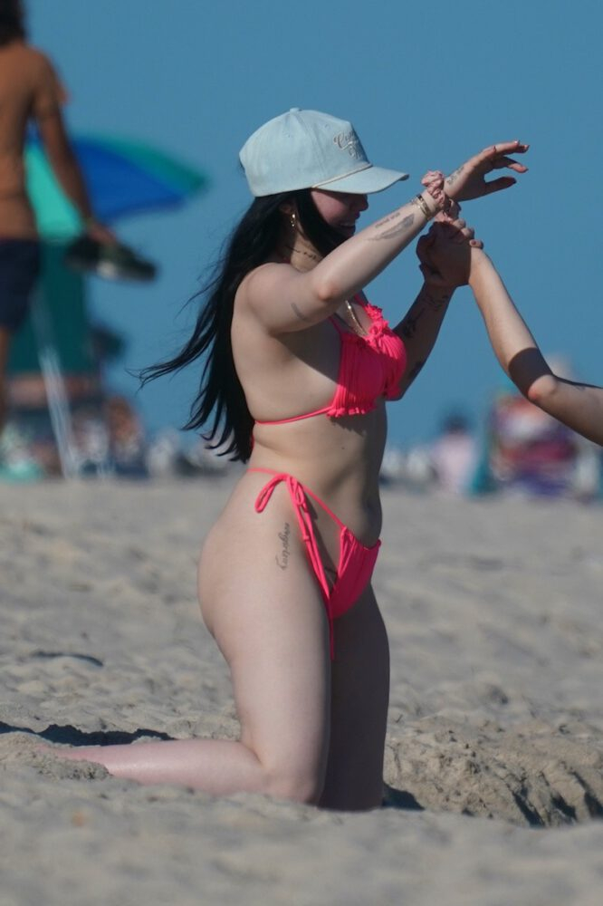 Noah Cyrus bikini ile Miami plajında
