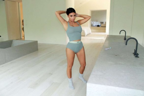 Kim Kardashian SKIMS çekimlerinde