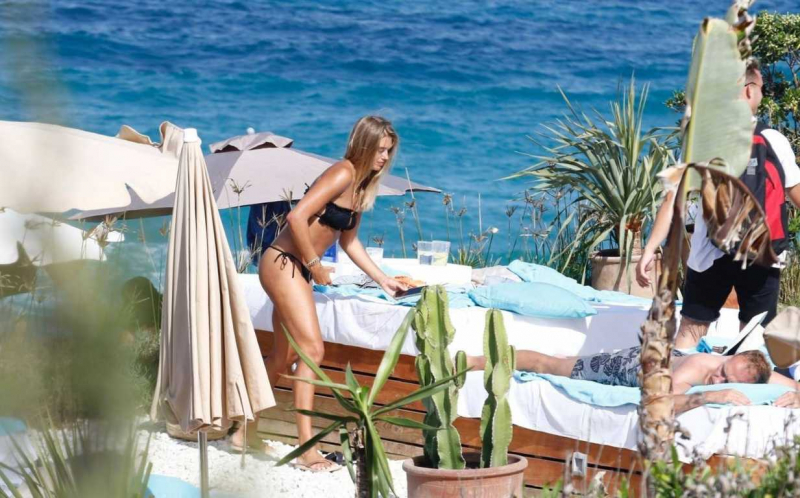 Arabella Chi bikini ile Ibiza'da