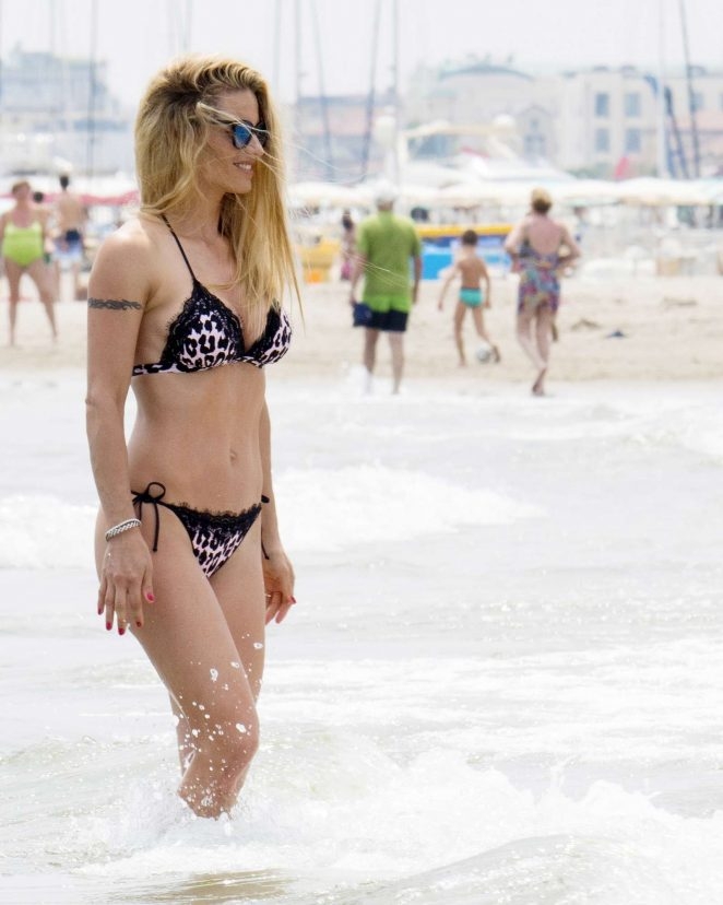 Michelle Hunziker bikini ile Milano plajında
