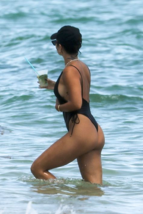 Vanessa Hudgens siyah mayoyla Miami plajında
