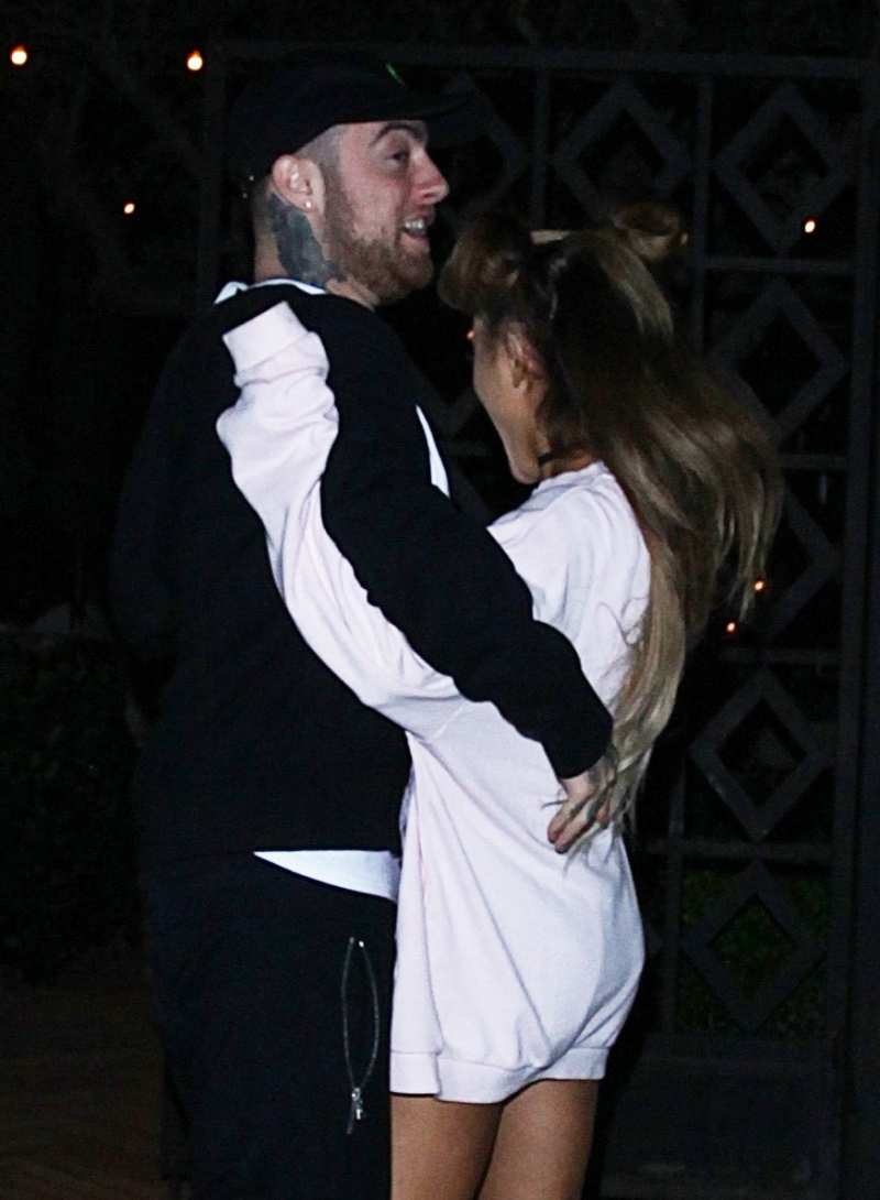 Ariana Grande ve sevgilisi terliklerle sokakta