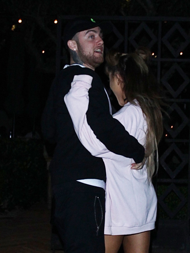 Ariana Grande ve sevgilisi terliklerle sokakta