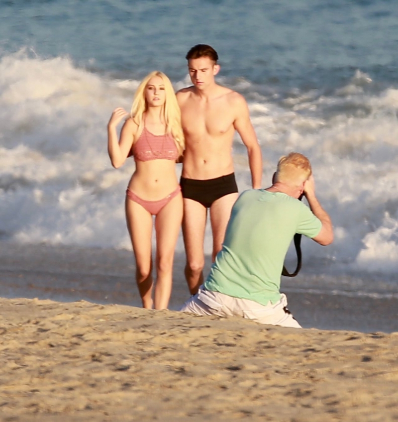 Ava Sambora bikiniyle plajda