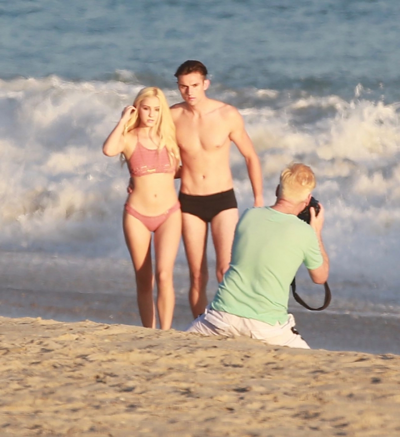 Ava Sambora bikiniyle plajda