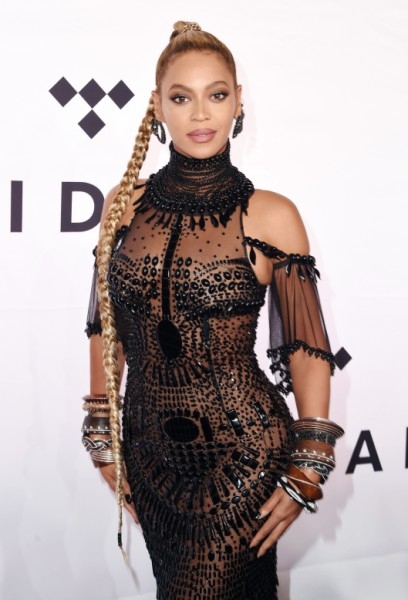 Beyonce uzun elbiseyle etkinlikte