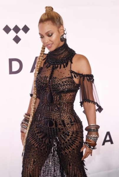 Beyonce uzun elbiseyle etkinlikte