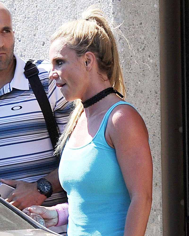 Britney Spears pembe şortla sokakta