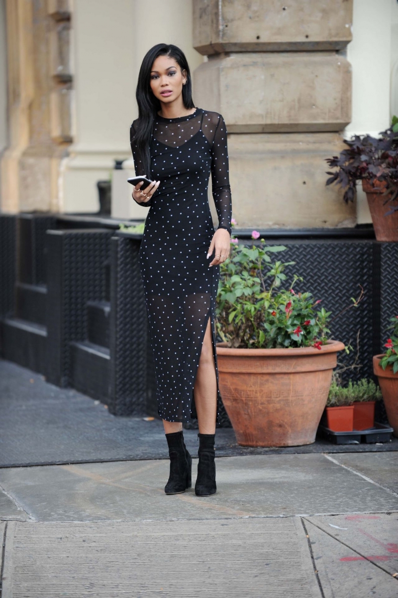 Chanel Iman transparan elbise ile New York sokaklarında