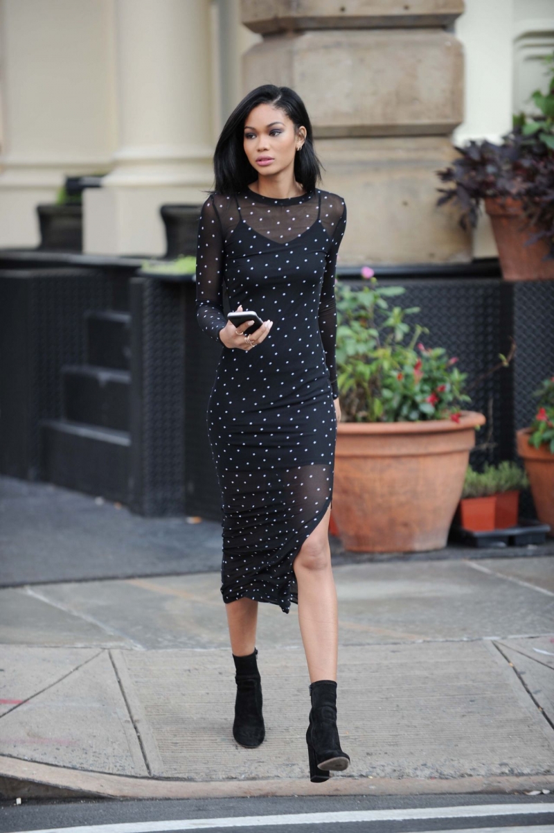 Chanel Iman transparan elbise ile New York sokaklarında