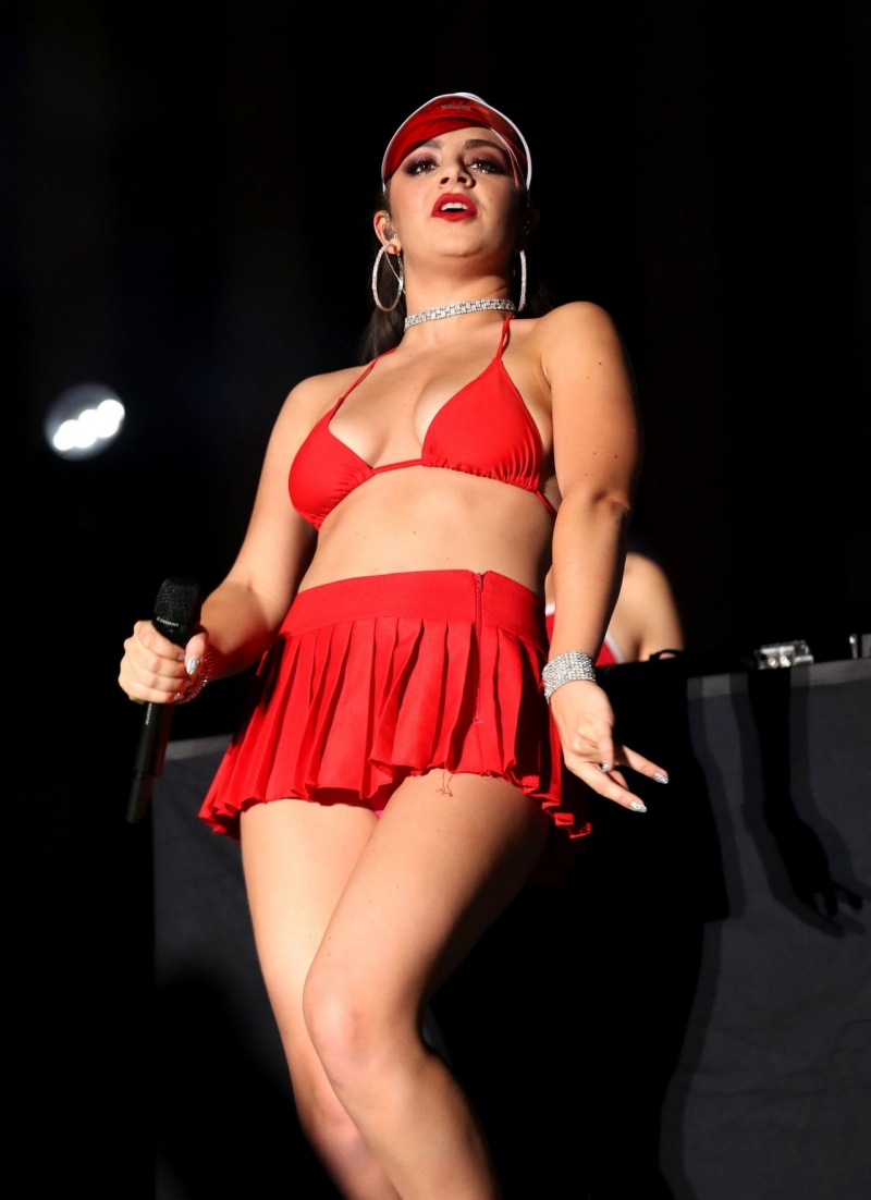 Charli XCX,kırmızı mini etek ve büstiyer ile Las Vegas'ta