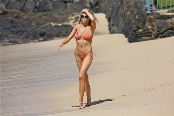 Charlotte McKinney şapka ve turuncu bikinisiyle denizde