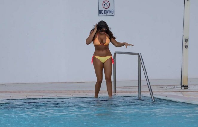 Claudia Romani bikini ile havuzda