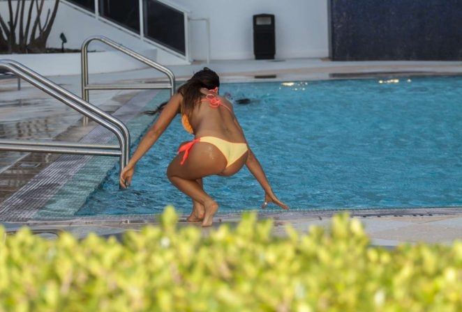 Claudia Romani bikini ile havuzda