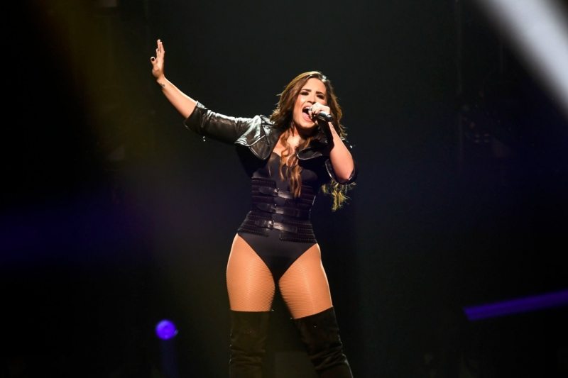 Demi Lovato fetiş kostümüyle Seattle konserinde