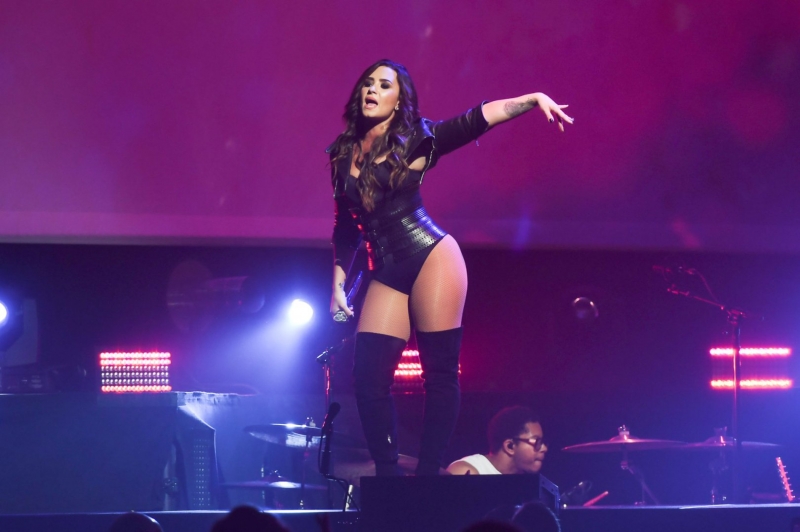 Demi Lovato fetiş kostümüyle Seattle konserinde